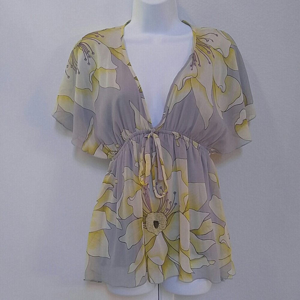 Beautiful deep V flowy floral top. size M